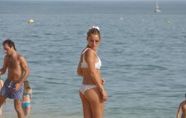 Fantástica! Kelly Bailey arrasa nas praias algarvias com corpo de sonho 