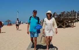 Os anos dourados das férias dos políticos no Algarve! Quando Marcelo ainda gostava de namorar na praia e Costa comia bolas de Berlim à beira-mar