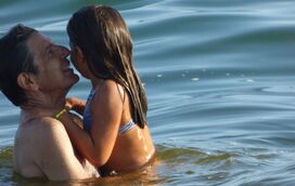 Indiferente ao cancro de Bárbara Guimarães, Carrilho diverte-se com os filhos no Algarve