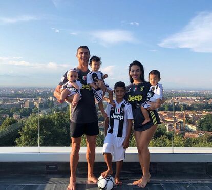 La famiglia bianconera! Ronaldo está cada vez mais feliz em Itália 