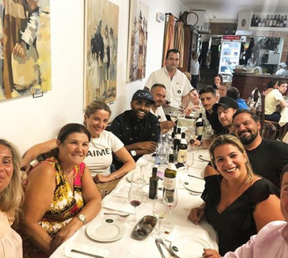 Mas que grande farra! A jantarada bem regada de Dolores longe do filho