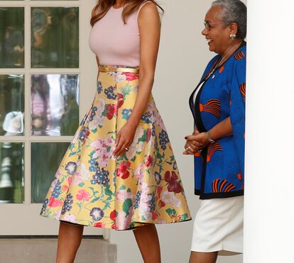 Melania Trump presta homenagem ao Quénia com saia floral de 3 mil euros