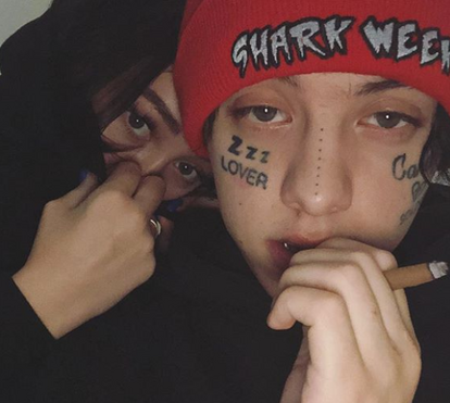 Irmã mais nova de Miley Cyrus assume namoro com rapper cheio de tatuagens na cara. 'Que nojo', dizem os fãs