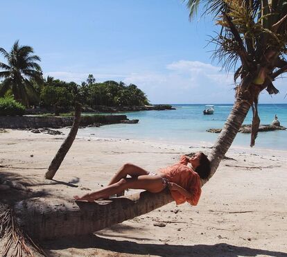 A escaldar! Bruna Marquezine exibe corpo de sonho 