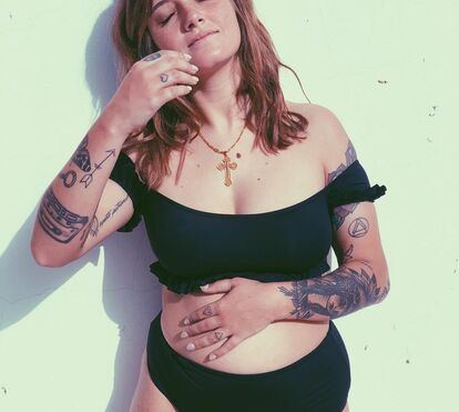 As fotos de Carolina Deslandes a mostrar as curvas sem medo das críticas