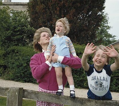 Príncipe Carlos mostra-se pela primeira vez desde que venceu a covid-19 em foto romântica com Camilla