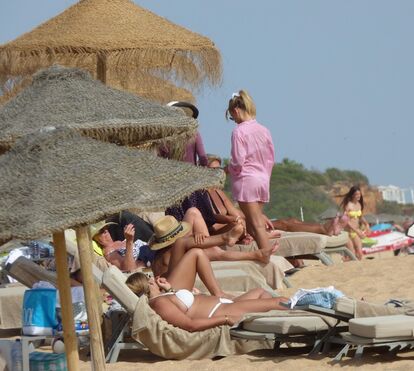 Fantástica! Kelly Bailey arrasa nas praias algarvias com corpo de sonho 