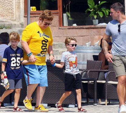 Elton John e o marido divertem-se com os filhos em iate de luxo