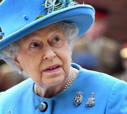 O que aconteceu? Isabel II surge com a mão toda negra e preocupa os britânicos