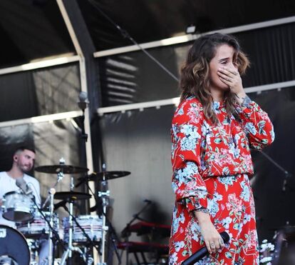Por esta Carolina Deslandes não esperava! Cantora emocionada com menina a cantar a sua própria música