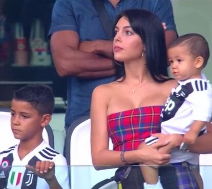 Georgina leva Mateo pela primeira vez ao estádio da Juventus, equipado a rigor