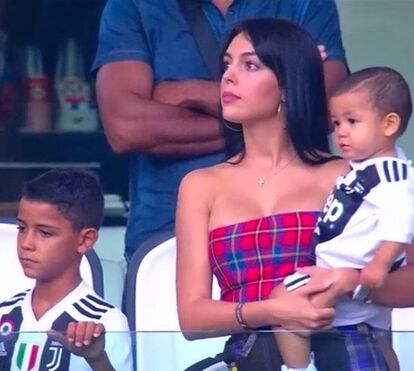 Georgina volta a vestir 'made in Itália' dos pés à cabeça