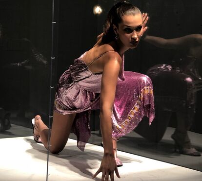 Bizarro: Bella Hadid presa dentro caixa transparente mas feliz: 'Foi um dos meus dias favoritos'