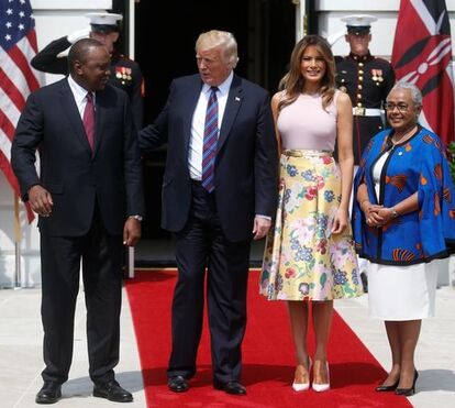 Melania Trump presta homenagem ao Quénia com saia floral de 3 mil euros