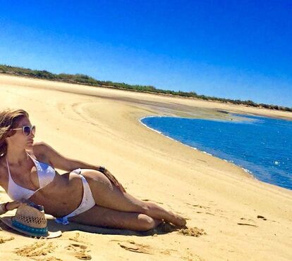 Explosiva: Sónia Brazão mostra-se em biquíni com corpo perfeito e sem marcas de queimaduras