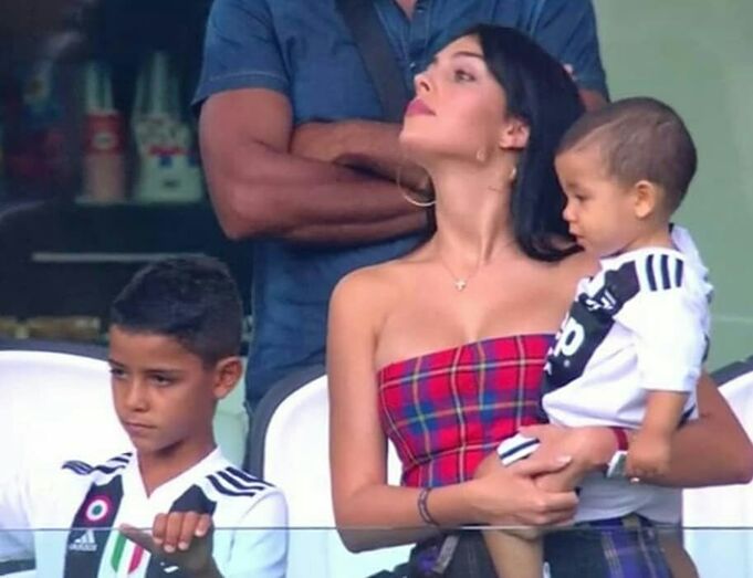 Georgina voltou a vestir Versace e Prada, desta vez para ir ver o jogo da Juventus 