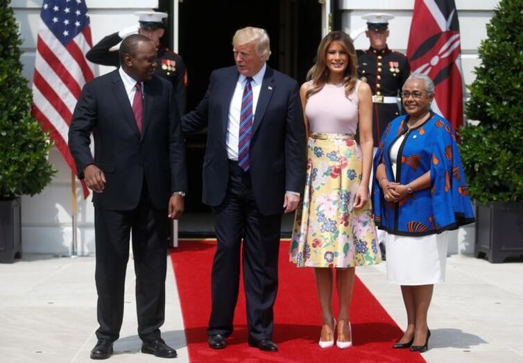 Melania Trump brilha com um look de 5000 euros. Haja dinheiro!