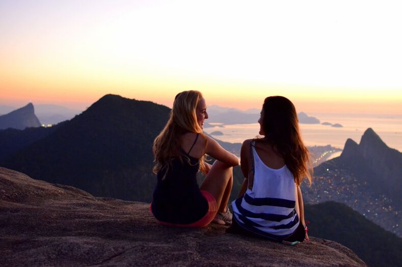 mulheres, amigas, por do sol, brasil, rio de janeiro,montanha, ar livre