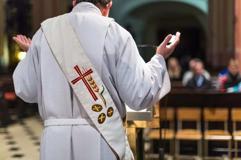 Padre, igreja catolica, cronica moita flores