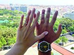 Recém-casados mostram alianças 