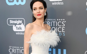 Que horror. Novas fotos com os filhos mostram magreza extrema de Angelina Jolie. Já viu como estão as pernas?
