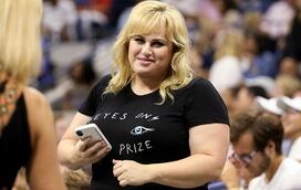 Atriz Rebel Wilson foi convidada para orgia com um herdeiro da coroa britânica