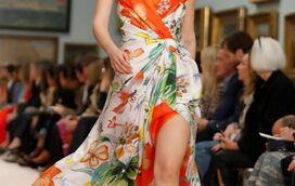 Sem Carolina Herrera, marca faz regresso aos anos 1970 com novo criador