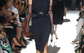 Grávida? Irina brilha no desfile de Max Mara em Milão