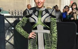 Adeus Versace! Georgina deslumbra na Semana da Moda de Paris... com a sua nova marca preferida