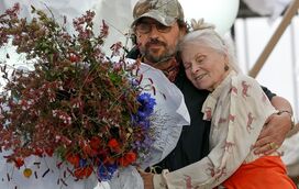 A rainha do bizarro continua em forma: a fantástica Vivienne Westwood na PFW