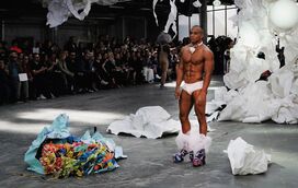Prepare-se para tudo! Isto é Vivienne Westwood na passerelle de Paris 
