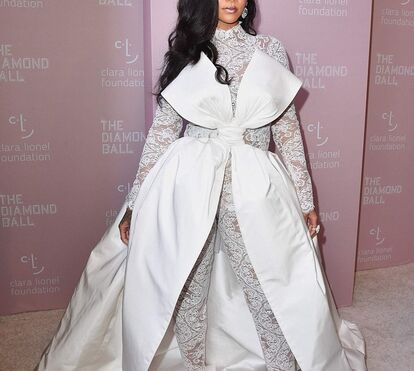 Rihanna dá nas vistas com jumpsuit de rendas