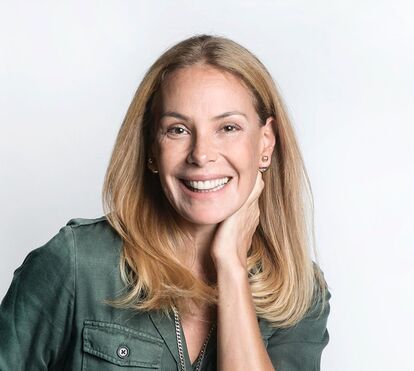 Que arraso! Carolina Ferraz celebra 52 anos com fotografias totalmente nua