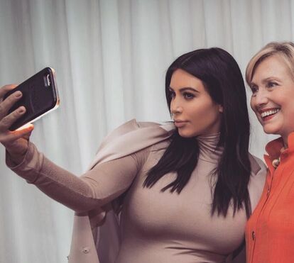 Nova excentricidade de Kim Kardashian está a chocar os fãs. Tem uma assistente para as 'selfies'
