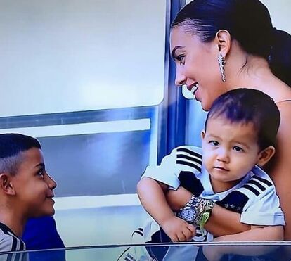 Miminho que sabe bem. Georgina faz vídeo com os gémeos para apoiar Ronaldo