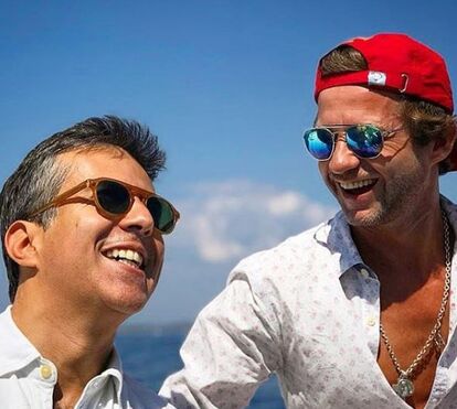 Pedro Granger junta amigos íntimos em viagem à Grécia com direito a casamento