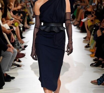 Grávida? Irina brilha no desfile de Max Mara em Milão