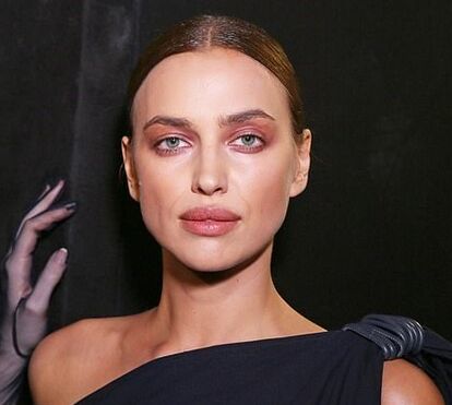 Irina Shayk é a imagem da elegância no desfile de Max Mara