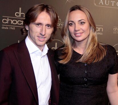 A loira discreta que está ao lado de Luka Modric