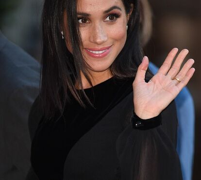 Meghan Markle vai sozinha a uma exposição de arte... com um vestido de 2800 euros