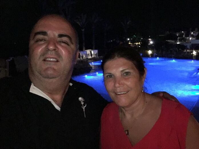 José Andrade é um romântico e traz Dolores Aveiro nas palminhas. Veja