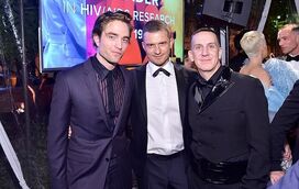 Famosos reecontram amigos em noite especial da gala amfAR