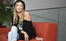 Emocionada com drama familiar, Maria Leal desaba em lágrimas em direto