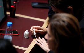 Deputada Isabel Moreira apanhada a pintar as unhas no Parlamento... em plena discussão do Orçamento