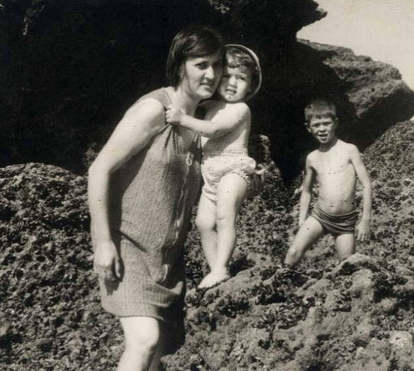 Consegue adivinhar quem é esta famosa agarrada à sua mãe?