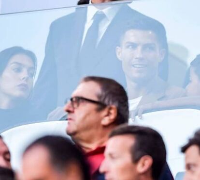 Castigo é castigo! Ronaldo assiste ao jogo da Juventus ao lado da família