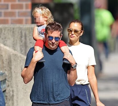 Irina Shayk e Bradley Cooper passeiam com a filha de 1 ano e meio