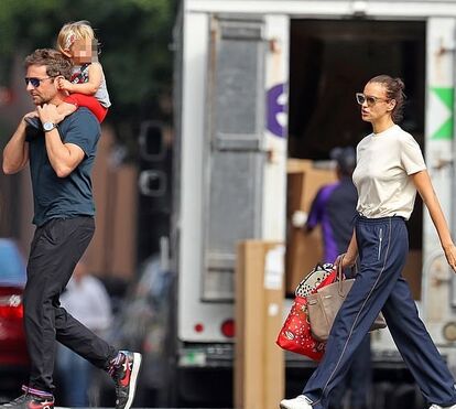 A coisa está feia! Irina e Bradley encontram-se para modelo entregar a filha ao ator... e não trocam uma palavra!