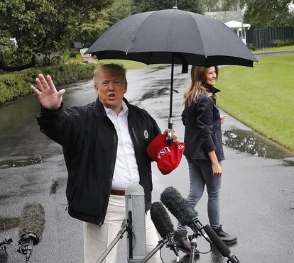 Trump criticado por 'açambarcar' guarda-chuva e deixar Melania à chuva