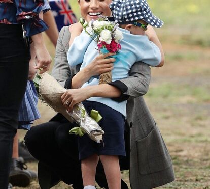 Instinto maternal? Meghan comove-se com criança com síndrome de Down